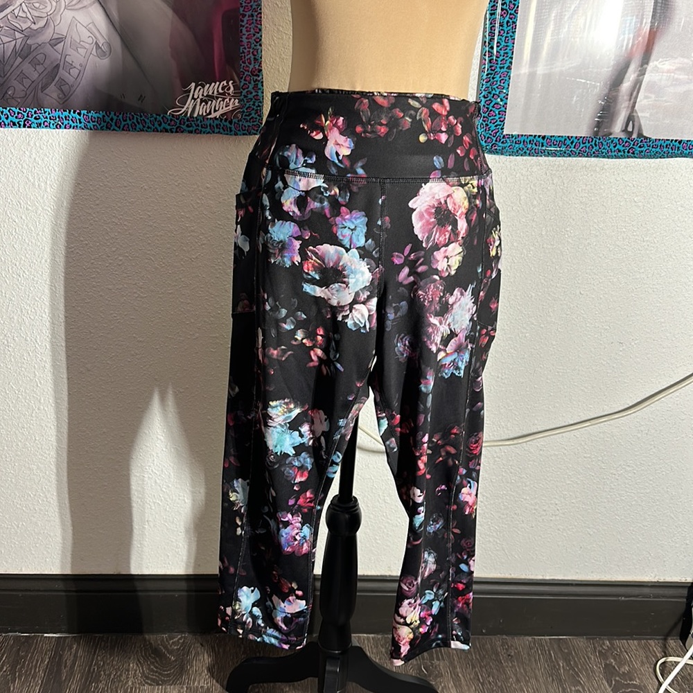 Avía sports bra and capri set - Picture 6 of 6